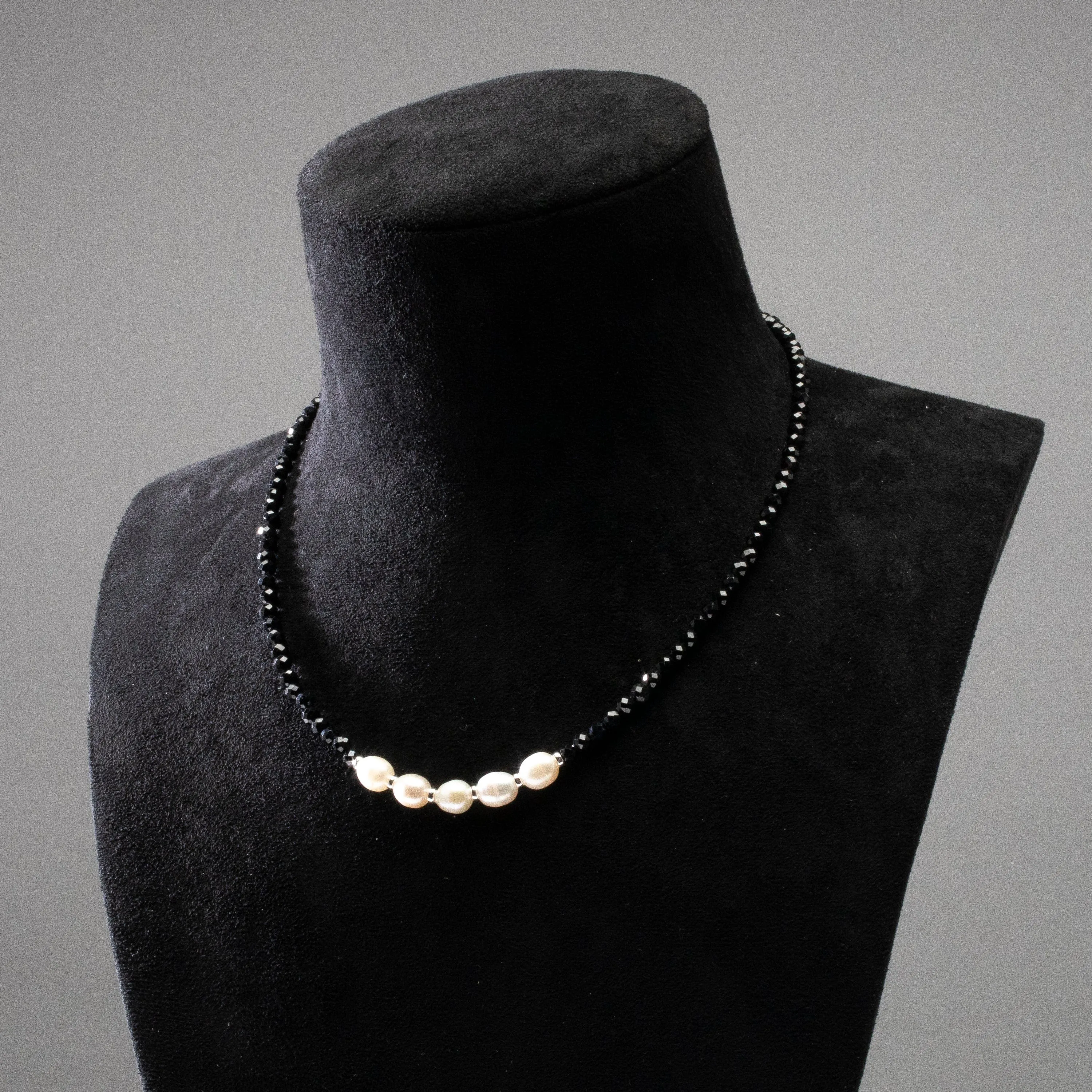 4mm Faceted Black Spinel Bead Necklace with 5 Pearls with 925 Silver Clasp