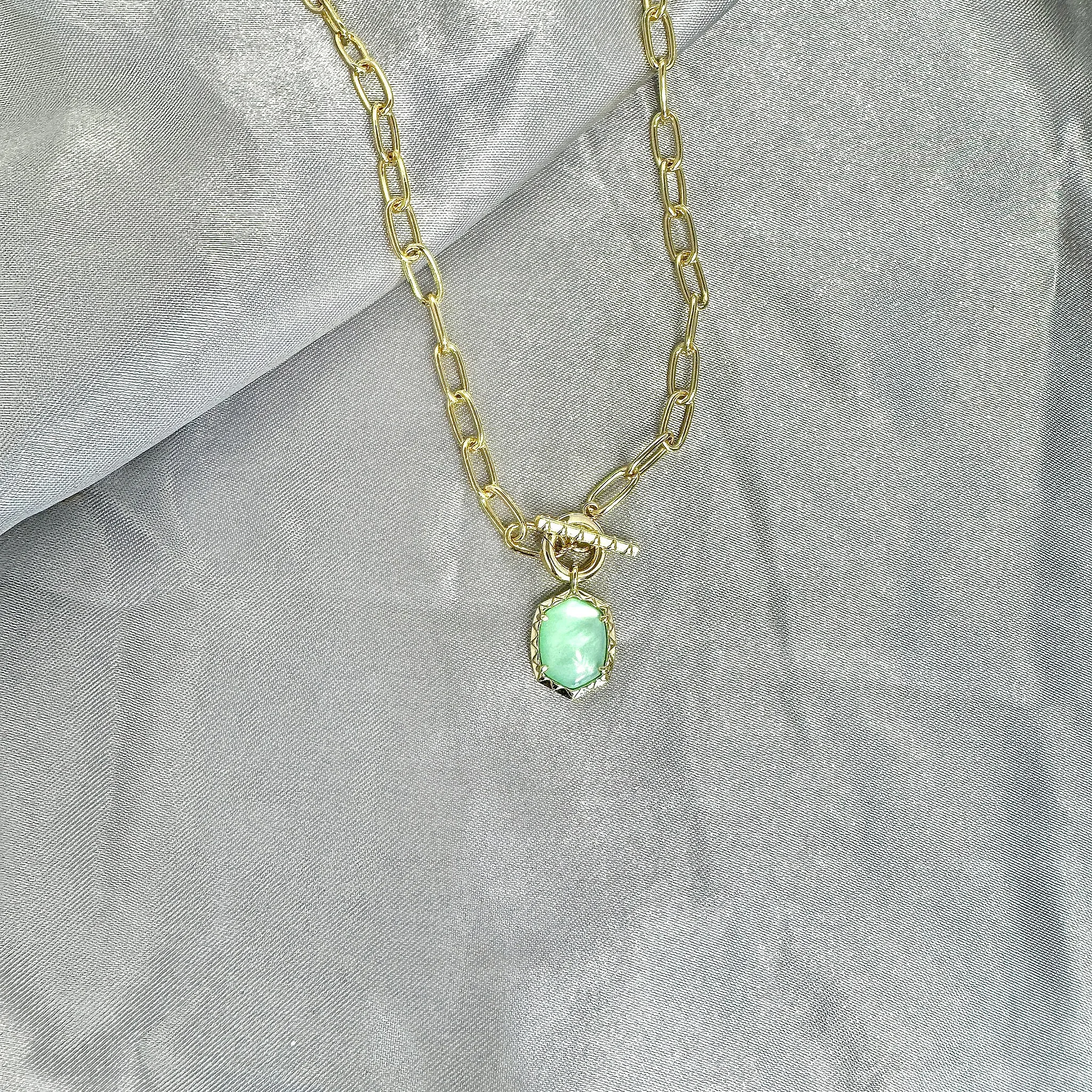 Kendra Scott Daphne Chain Link Pendant Necklace in Light Green Mother of Pearl and Gold