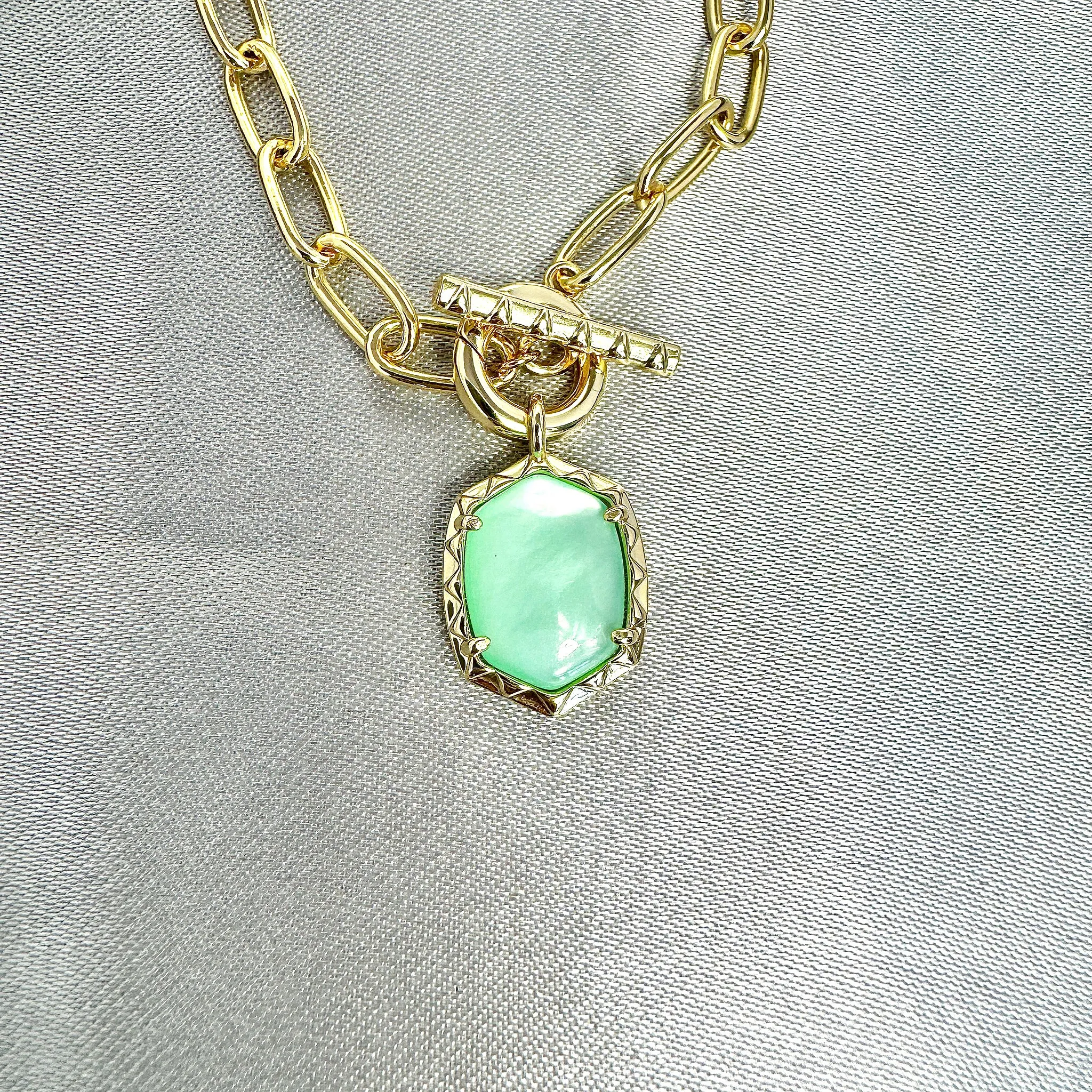 Kendra Scott Daphne Chain Link Pendant Necklace in Light Green Mother of Pearl and Gold